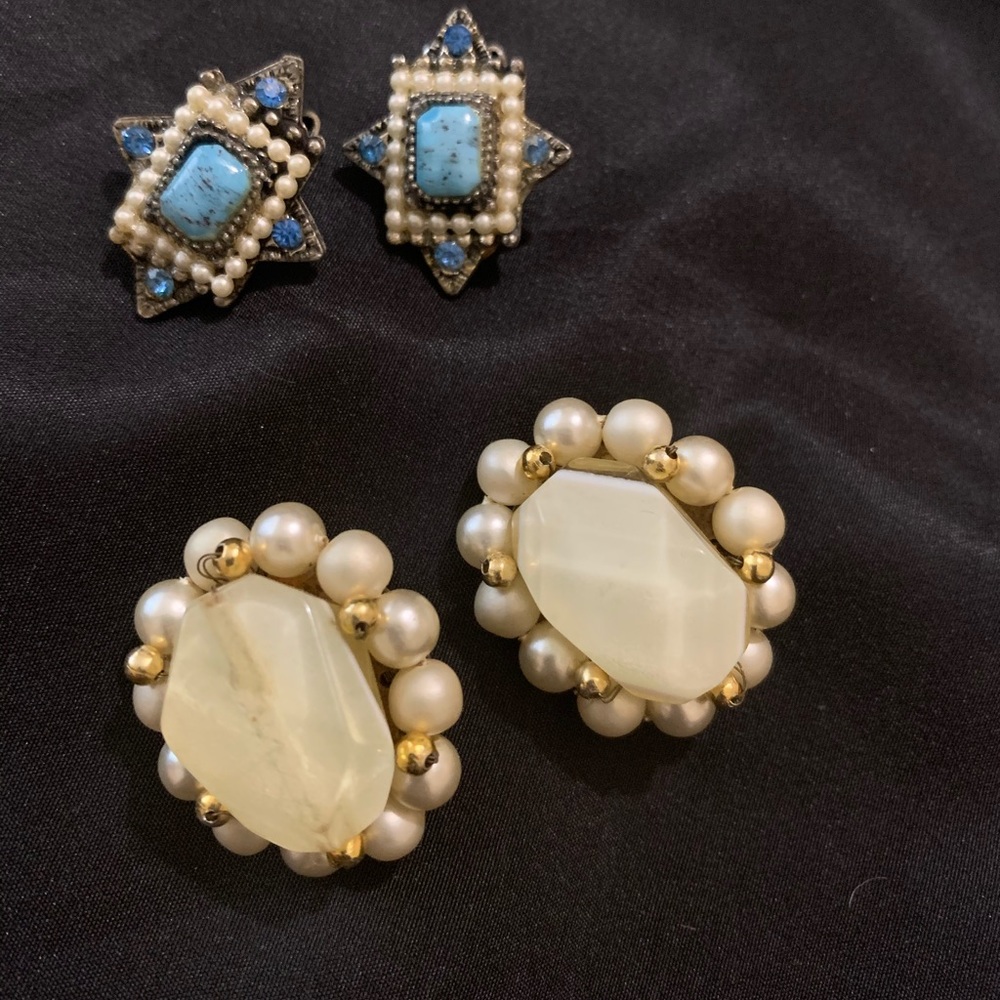 Two pairs vintage clip on earrings.